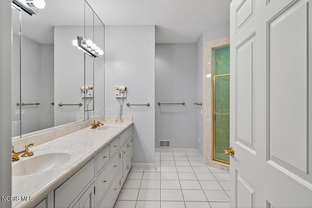 15 Stableside Road, Ottawa Hills, OH 43615
