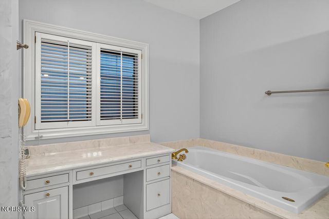 15 Stableside Road, Ottawa Hills, OH 43615