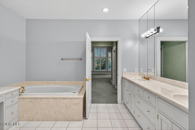 15 Stableside Road, Ottawa Hills, OH 43615