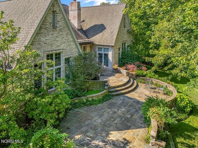 15 Stableside Road, Ottawa Hills, OH 43615
