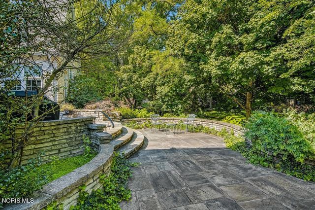 15 Stableside Road, Ottawa Hills, OH 43615