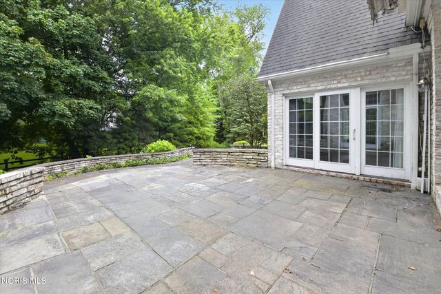 15 Stableside Road, Ottawa Hills, OH 43615