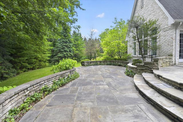 15 Stableside Road, Ottawa Hills, OH 43615