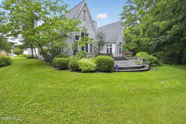 15 Stableside Road, Ottawa Hills, OH 43615