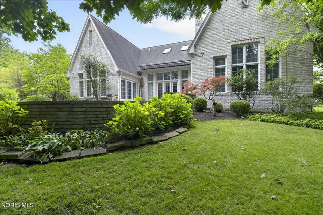 15 Stableside Road, Ottawa Hills, OH 43615