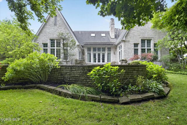 15 Stableside Road, Ottawa Hills, OH 43615