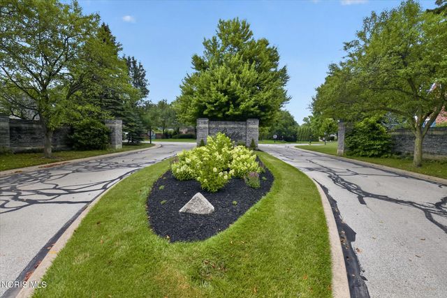 15 Stableside Road, Ottawa Hills, OH 43615