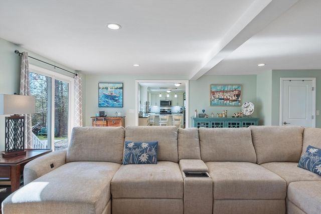 22 Fairfield Dr, Wareham, MA 02571