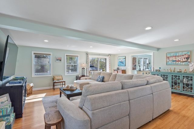 22 Fairfield Dr, Wareham, MA 02571