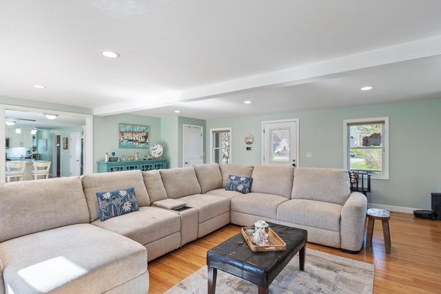 22 Fairfield Dr, Wareham, MA 02571