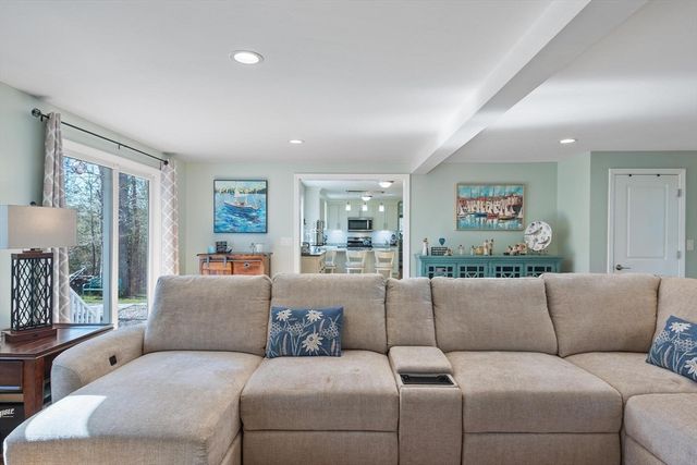 22 Fairfield Dr, Wareham, MA 02571