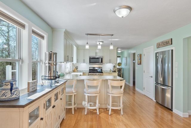 22 Fairfield Dr, Wareham, MA 02571