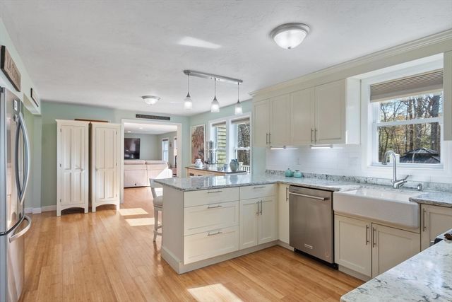 22 Fairfield Dr, Wareham, MA 02571