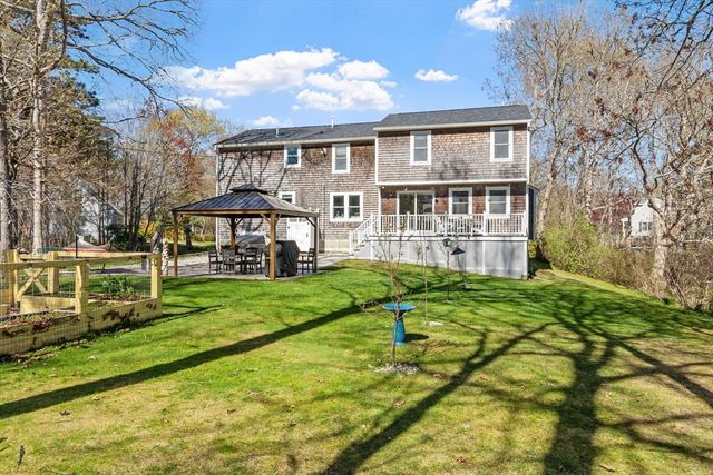 22 Fairfield Dr, Wareham, MA 02571