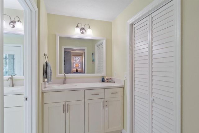 22 Fairfield Dr, Wareham, MA 02571
