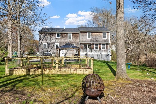 22 Fairfield Dr, Wareham, MA 02571