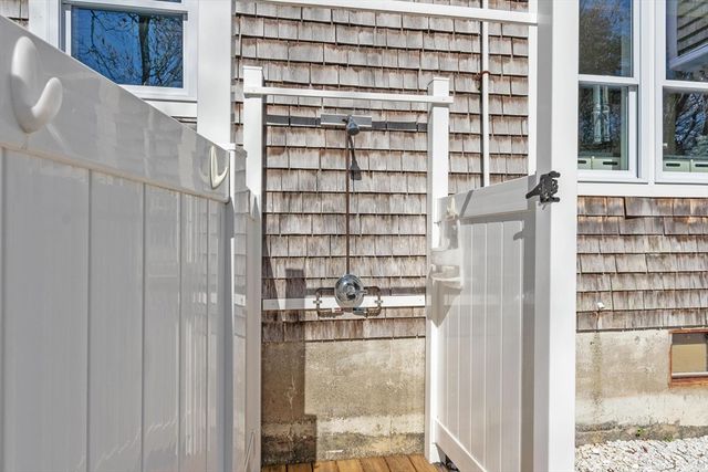 22 Fairfield Dr, Wareham, MA 02571