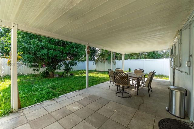 6634 Hope St, Hollywood, FL 33024