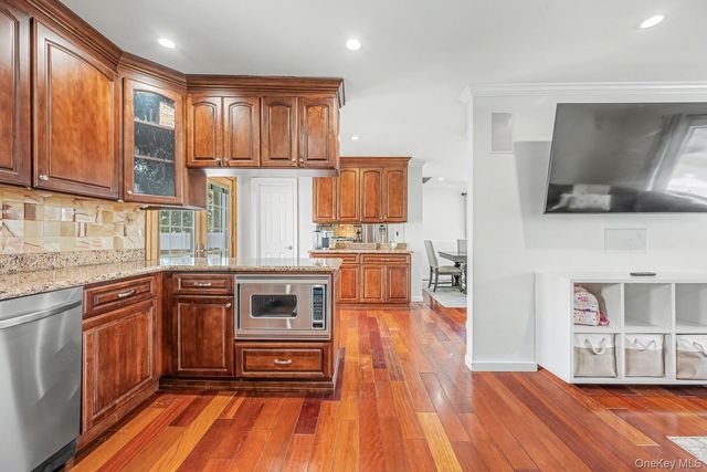 408 N Broome Avenue, Lindenhurst, NY 11757