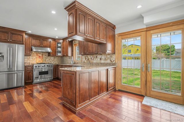 408 N Broome Avenue, Lindenhurst, NY 11757
