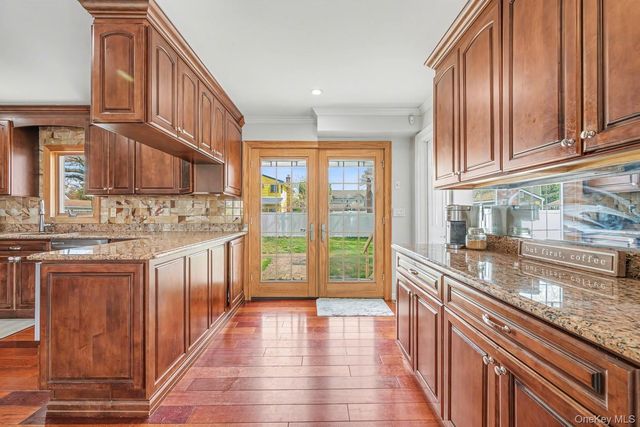 408 N Broome Avenue, Lindenhurst, NY 11757