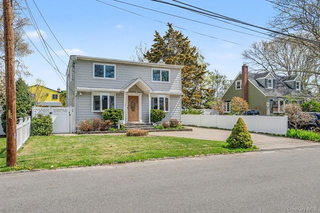 408 N Broome Avenue, Lindenhurst, NY 11757