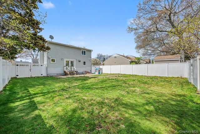 408 N Broome Avenue, Lindenhurst, NY 11757