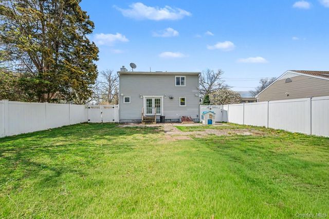 408 N Broome Avenue, Lindenhurst, NY 11757