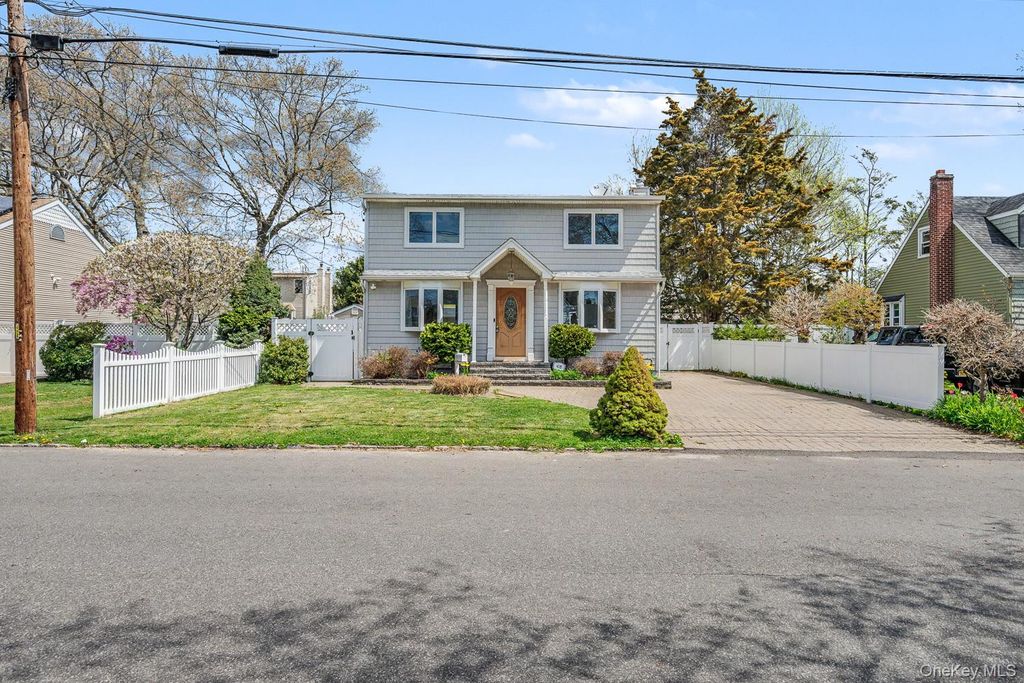 408 N Broome Avenue, Lindenhurst, NY 11757
