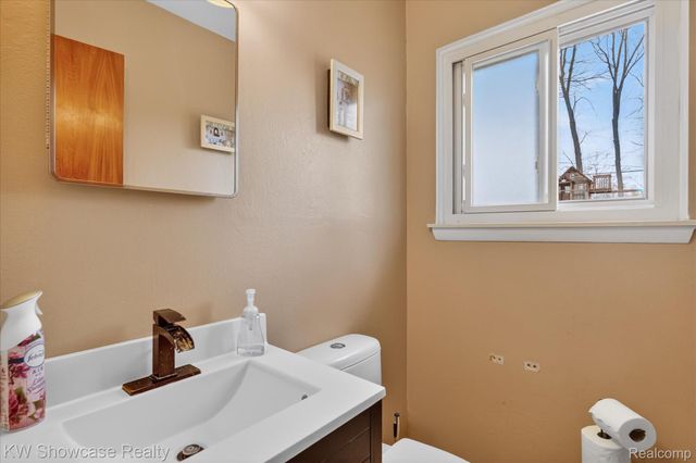 3762 Lakewood Drive, Waterford Charter Township, MI 48329