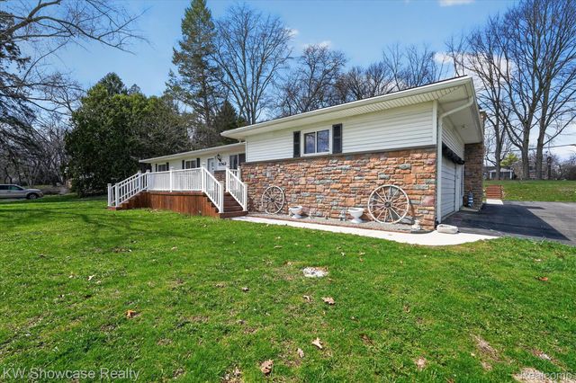 3762 Lakewood Drive, Waterford Charter Township, MI 48329