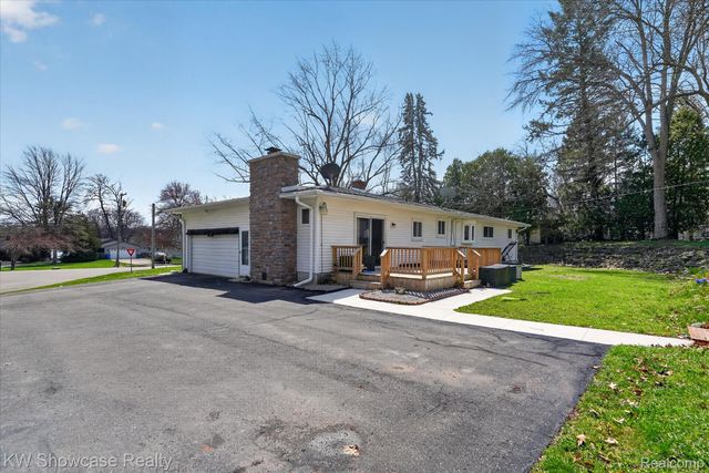 3762 Lakewood Drive, Waterford Charter Township, MI 48329