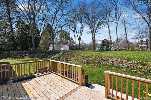 3762 Lakewood Drive, Waterford Charter Township, MI 48329