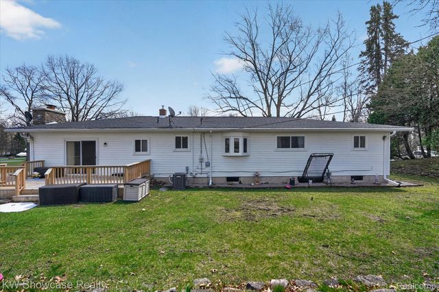 3762 Lakewood Drive, Waterford Charter Township, MI 48329