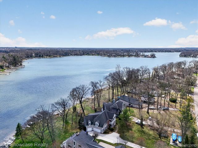 3762 Lakewood Drive, Waterford Charter Township, MI 48329