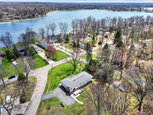 3762 Lakewood Drive, Waterford Charter Township, MI 48329