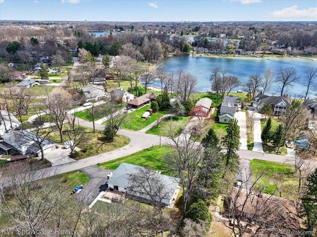 3762 Lakewood Drive, Waterford Charter Township, MI 48329