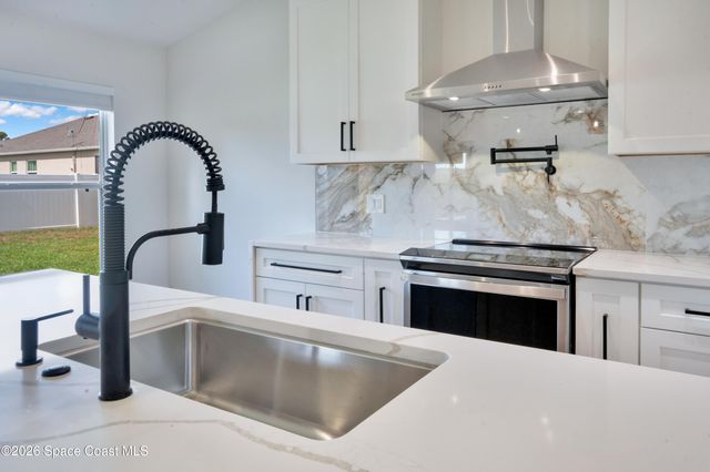 934 Eastlake Street SE, Palm Bay, FL 32909