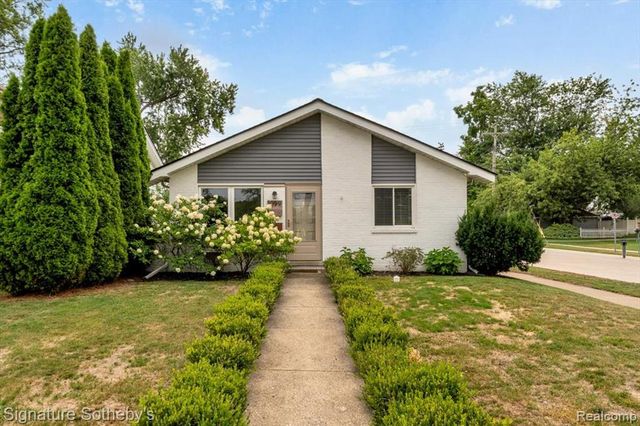1099 Eaton Road, Berkley, MI 48072