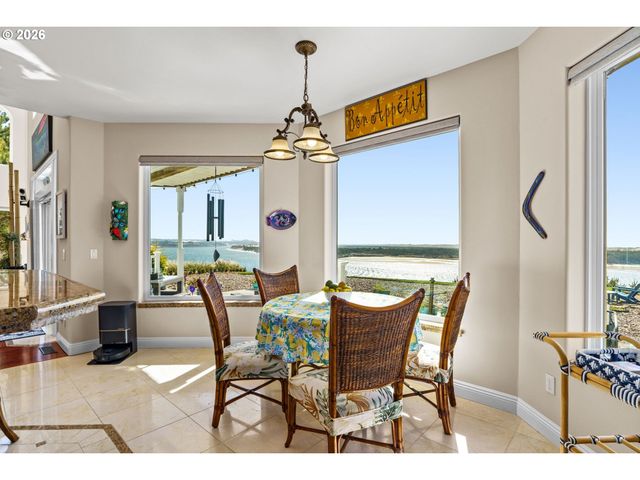 58 SHORELINE Dr, Florence, OR 97439