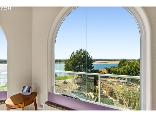 58 SHORELINE Dr, Florence, OR 97439