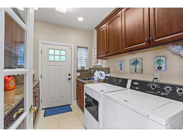 58 SHORELINE Dr, Florence, OR 97439