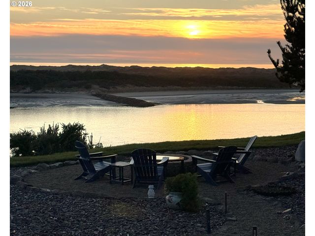 58 SHORELINE Dr, Florence, OR 97439