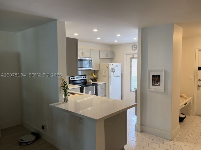 1000 NE 14th Ave 211, Hallandale Beach, FL 33009