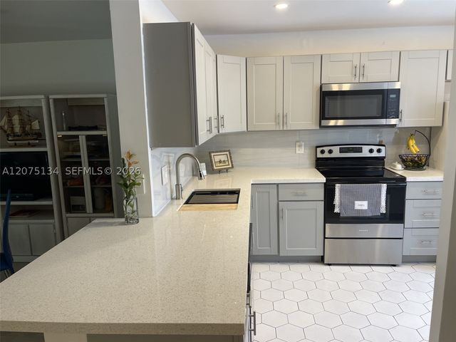 1000 NE 14th Ave 211, Hallandale Beach, FL 33009