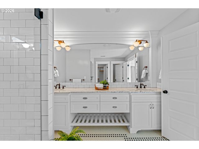 4064 N COURT Ave, Portland, OR 97227