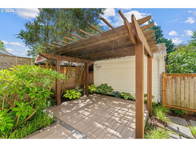 4064 N COURT Ave, Portland, OR 97227