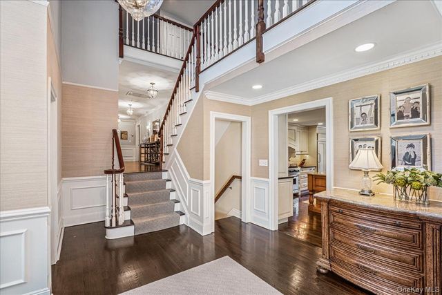 100 Elderfields Road, Manhasset, NY 11030