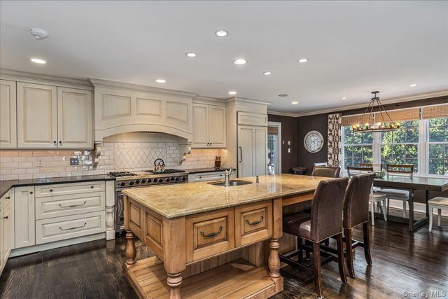 100 Elderfields Road, Manhasset, NY 11030
