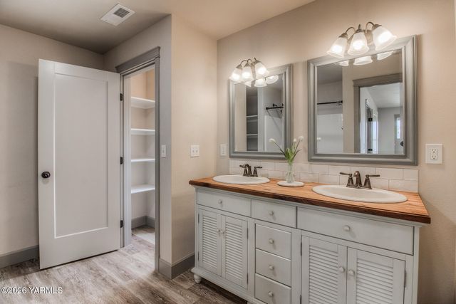 221 Fourth Ave, Zillah, WA 98953